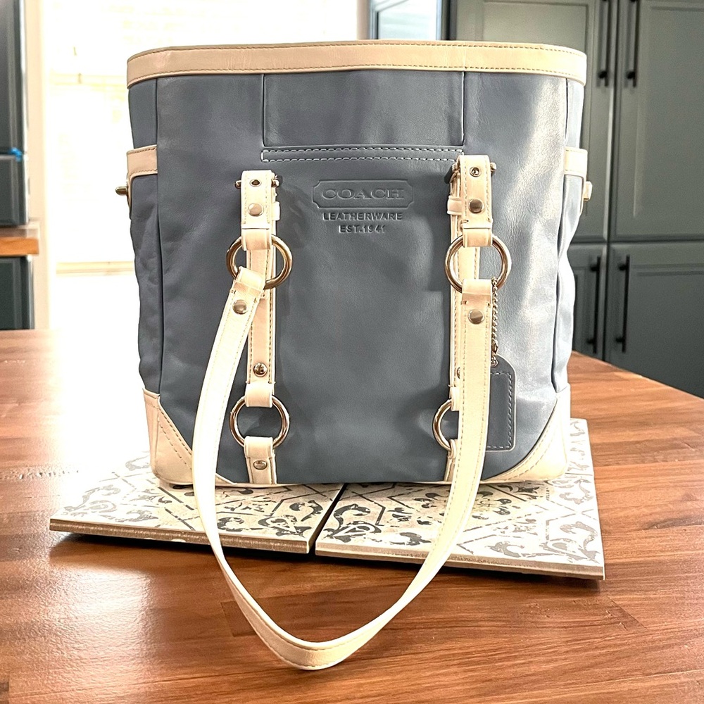 VINTAGE COACH GALLERY LEATHER ZIPPER TOTE, POOL/WHITE No. F11524